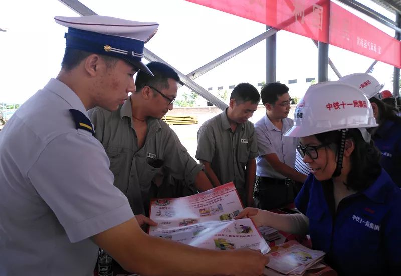 6 月11日 ,黄梅县隆重举行"安全生产月"安全文化"七进"暨高铁建设"