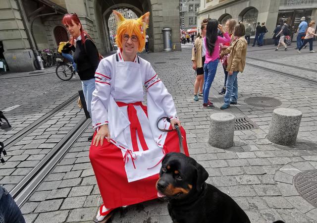 瑞士宅男又来了!穿成这样上街真的需要勇气_cos