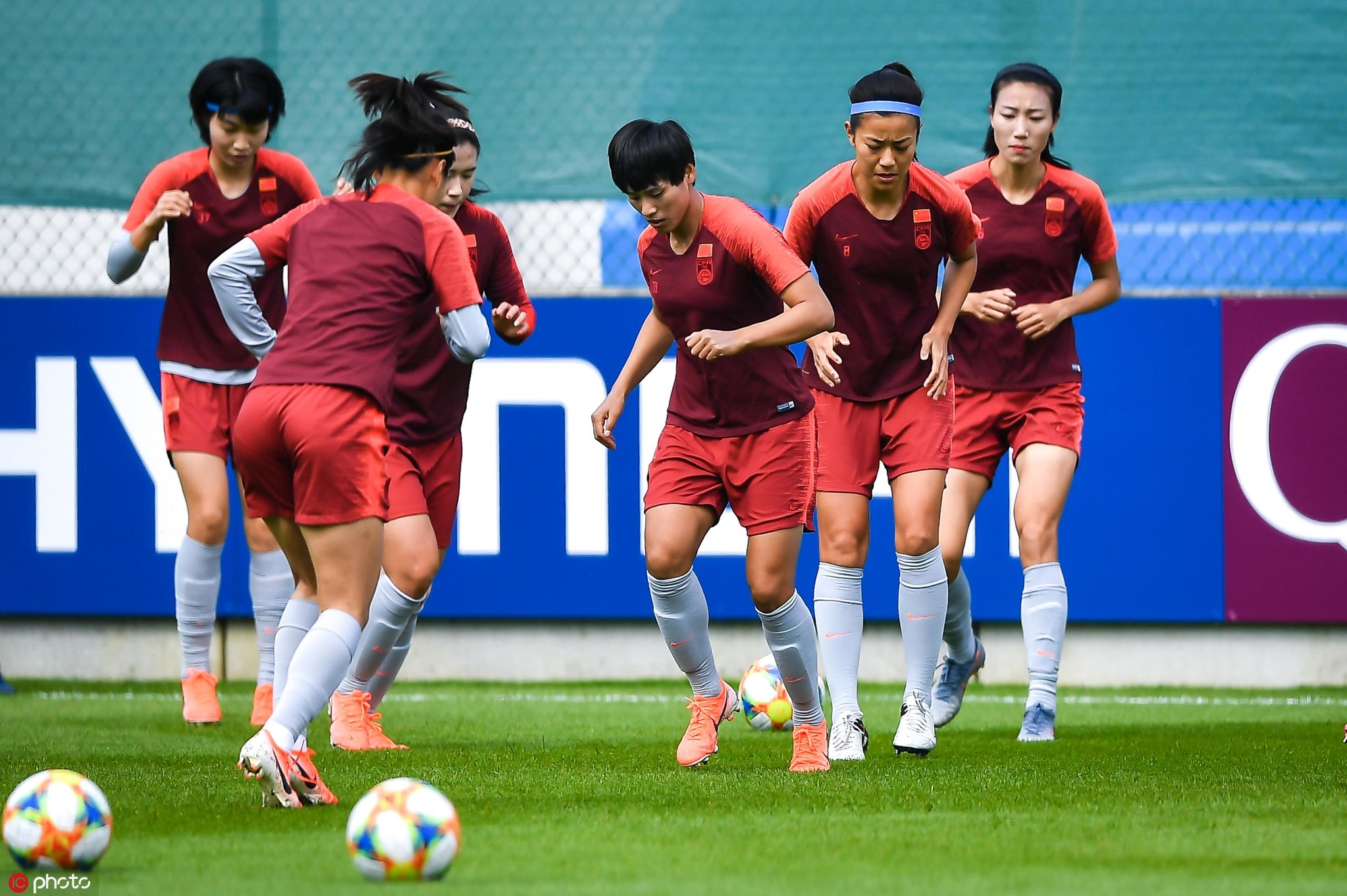 中国女足踩场训练状态佳 王霜认真听从教练部署