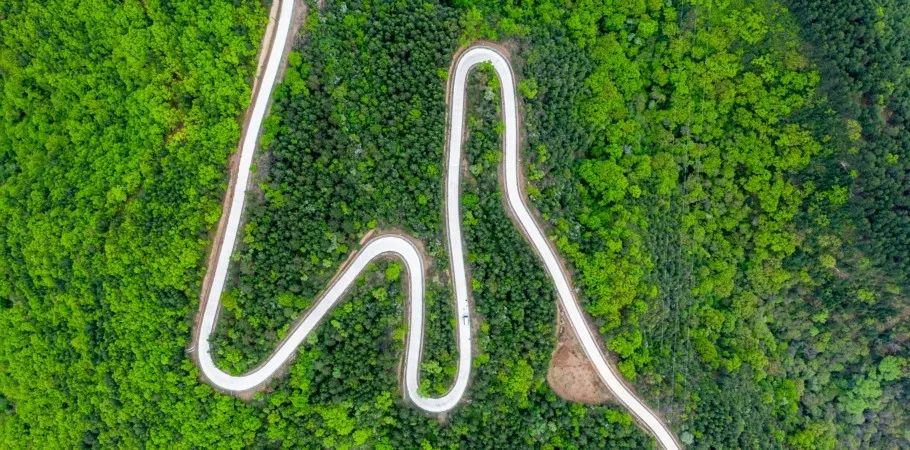 子午岭上穿云霄俯瞰中国第一条高速公路秦直道