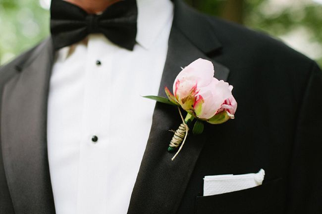 新郎的胸花该怎佩戴新郎胸花佩戴有什么讲究