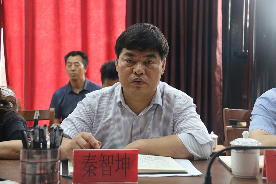 秦智坤作汇报县直有关部门,部分乡镇负责人参加会议.