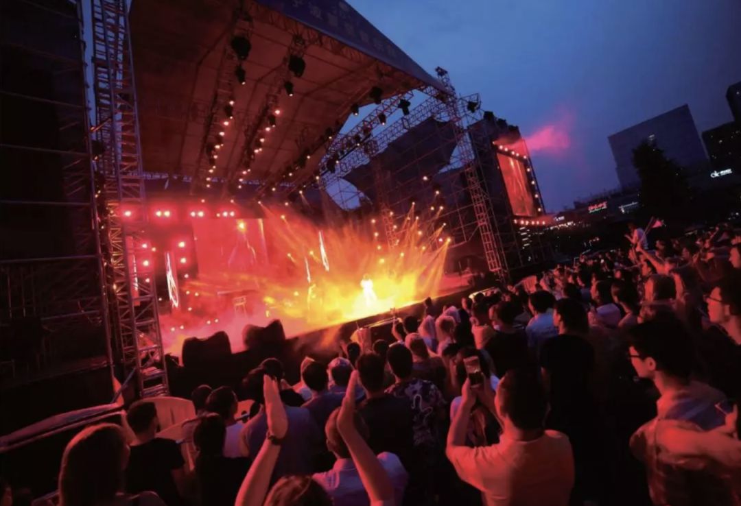 上海夏至音乐日i夏夜随着音乐摇摆起来