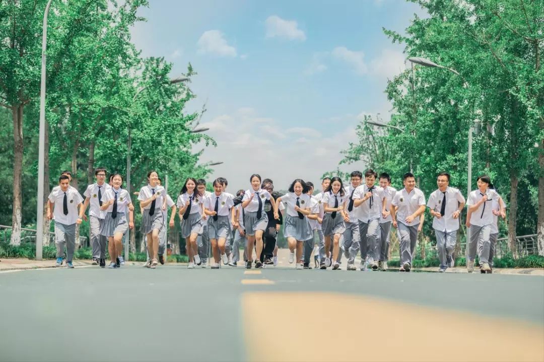 毕业季丨最好的年华遇见你们_校园