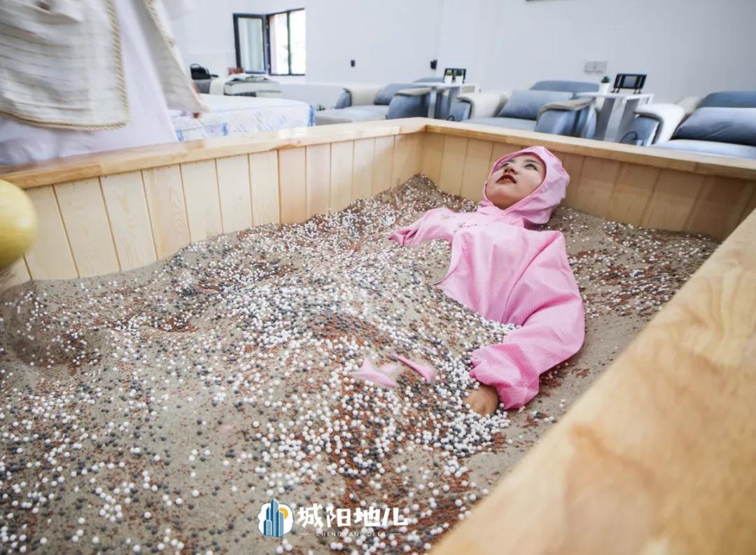 高温天气偏找热不用飞去吐鲁番就能体验的沙疗养生百闻不如一试