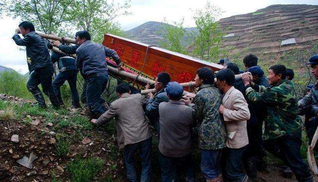 原创棺材不落地直走不回头在农村遇到抬棺人为什么要让行