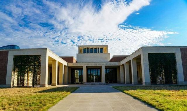 Δ 小布什总统图书馆Δ 斯特恩用这座建筑将小布什在内的5任在世总统