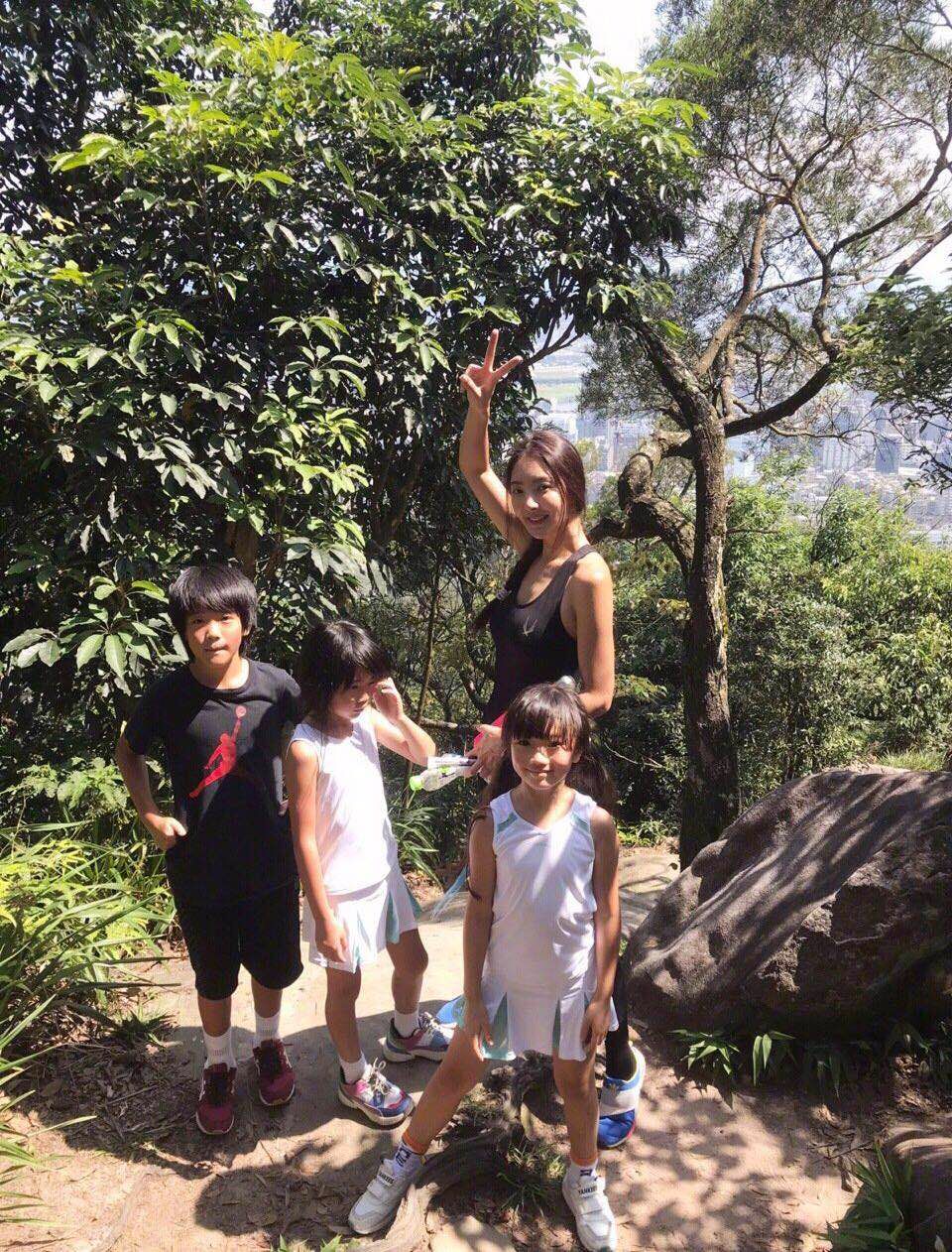 曹格老婆带三孩子爬山joe跟grace大长腿抢镜姐姐身材像极妈妈