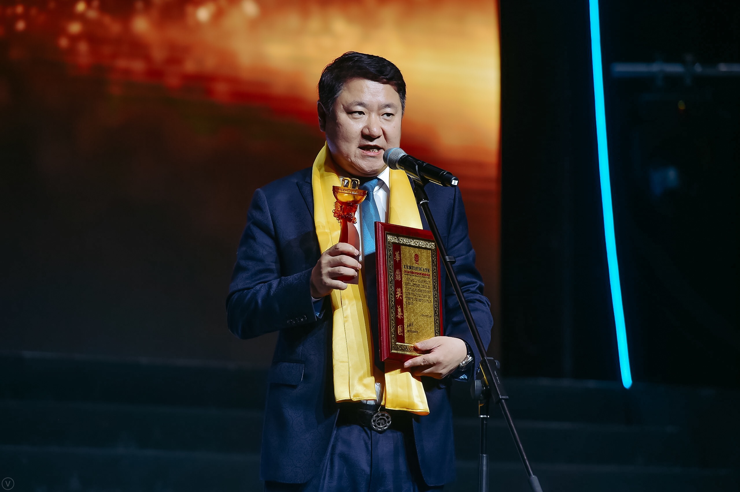 华鼎奖75岁吴思远获终身成就奖于冬斩获最佳制片人