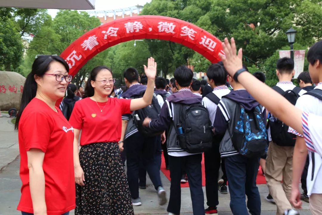 在张家港外国语学校,一场考试已经结束,你看,"满分","√"……他们自信