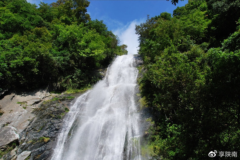 十八丈瀑布无数游人至此游览乐而忘归
