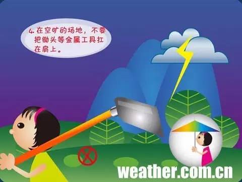与死神擦肩暴雨中一个闪电轰雷劈下电动车驾驶员应声倒地