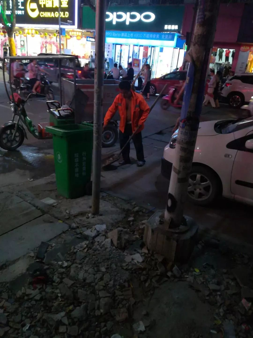 凌晨4点!陆川街头的环卫工人……看到让人心酸_工作