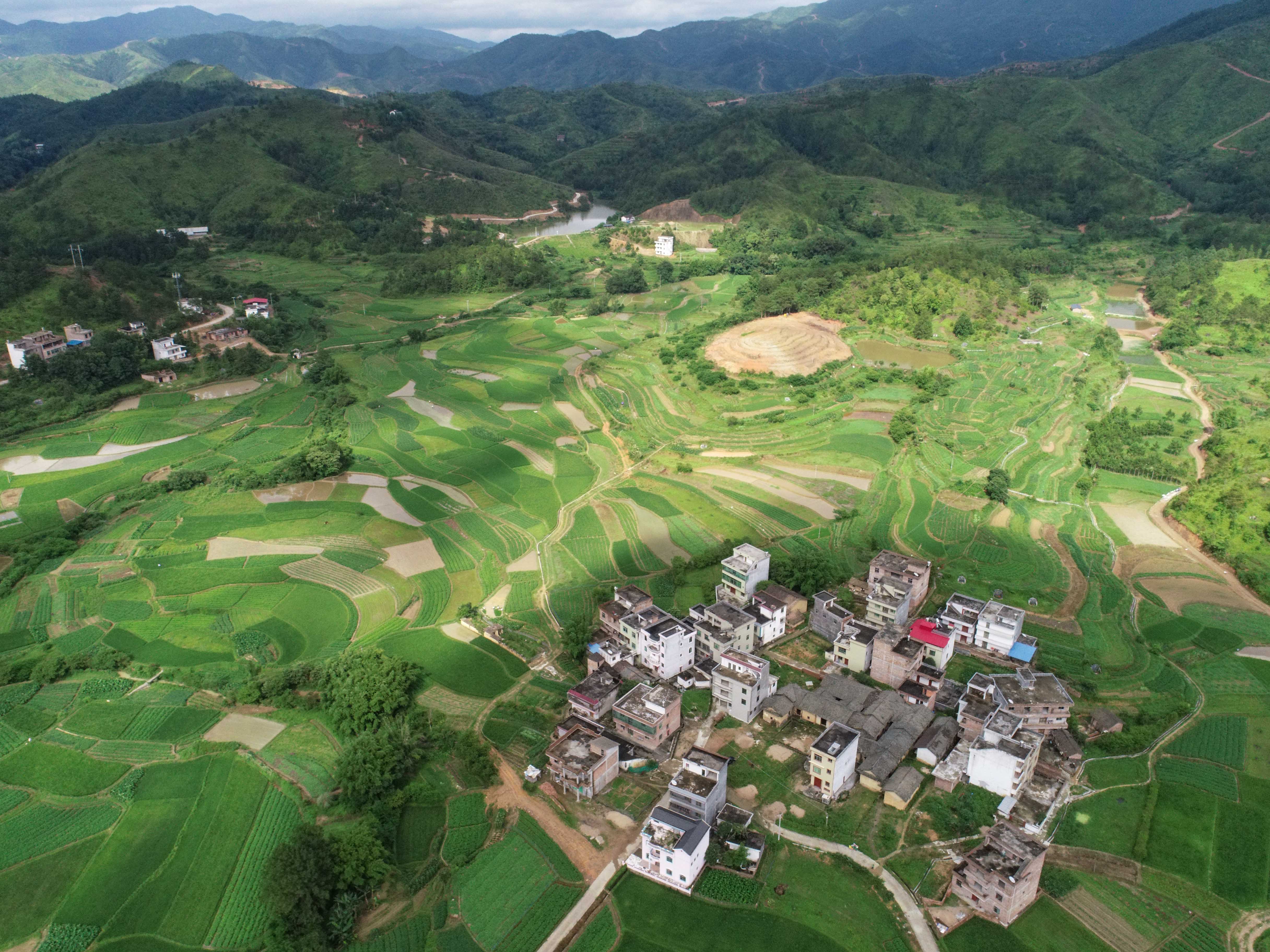 这是江西于都县段屋乡寒信村美景(6月13日无人机拍摄.