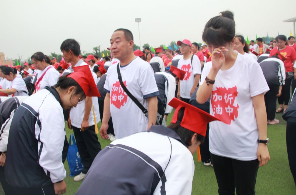 忻州高级中学隆重举行成人礼千人现场泪奔场面震撼