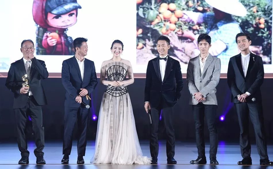 导演李仁港,主演吴京,章子怡,张译,井柏然,胡歌上台,微博ceo王高飞