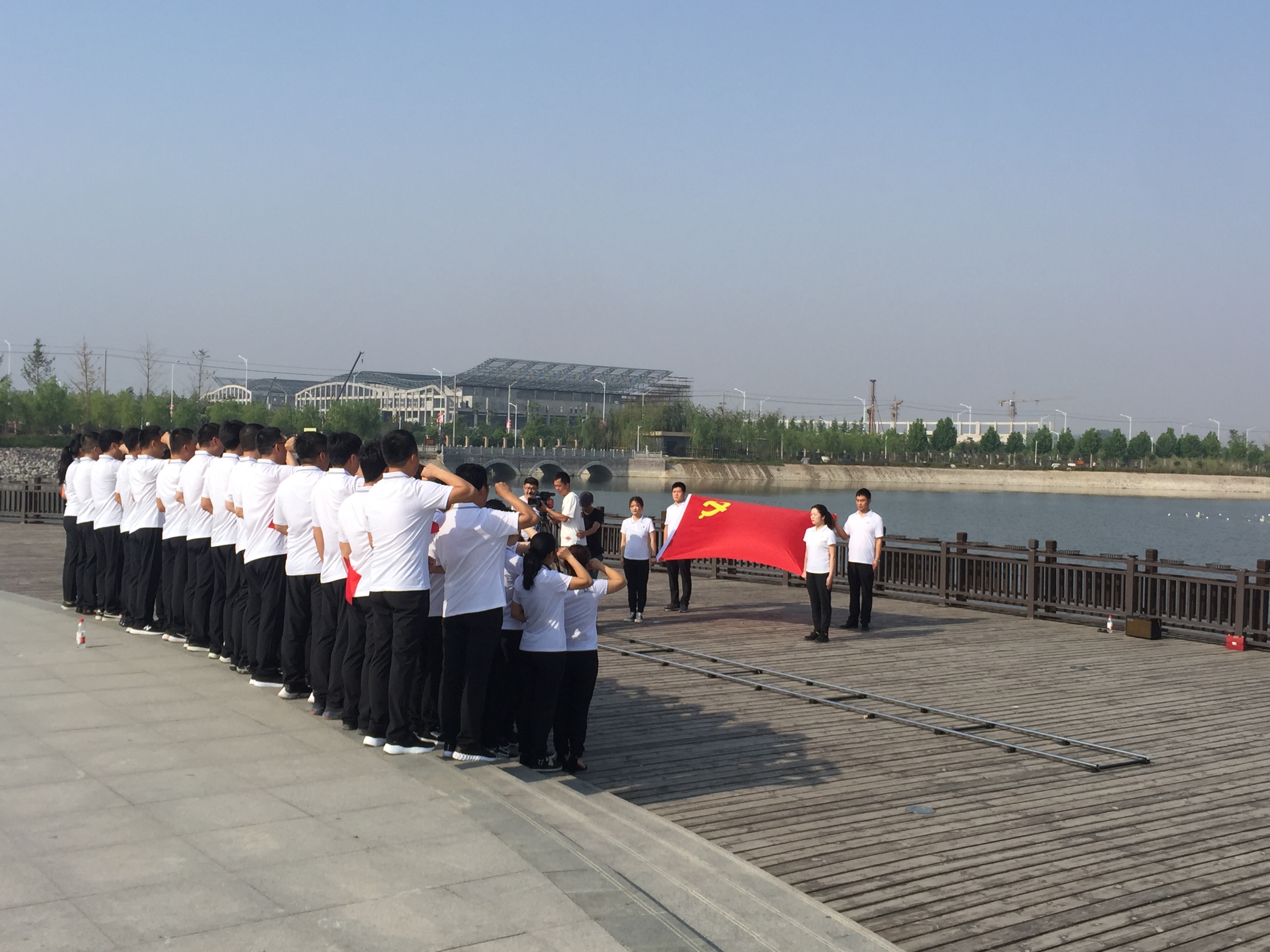 6月5日,一部紅色大片兒mv在鄲城縣世紀廣場和人民公園拍攝完成.