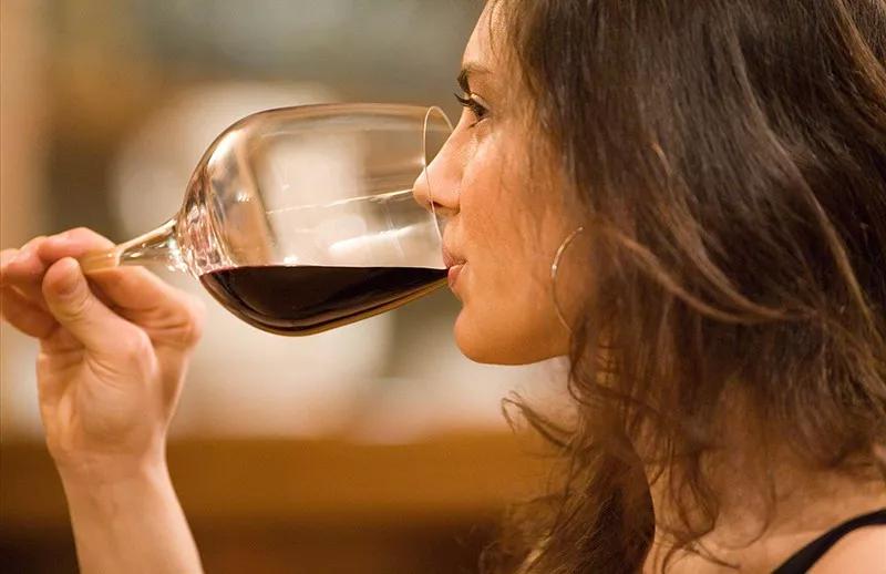 盛夏葡萄酒的错误饮用方法爱喝葡萄酒的你可能也中过招