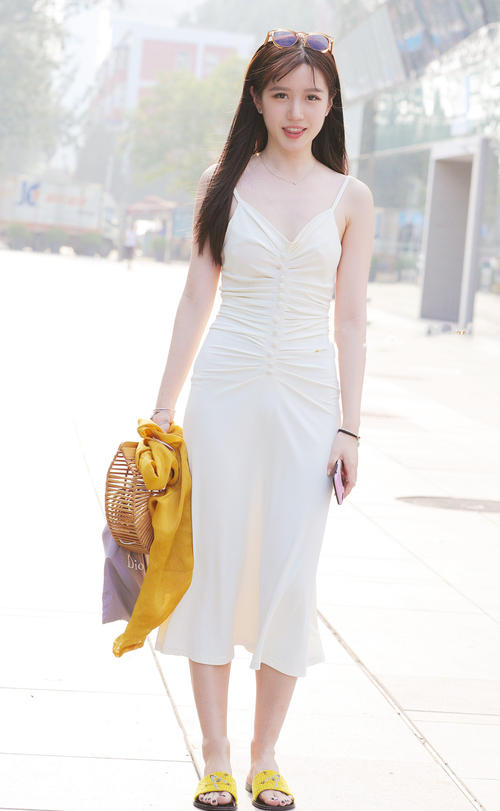 街拍性感露肩吊带连衣裙夏天穿出与众不同的美