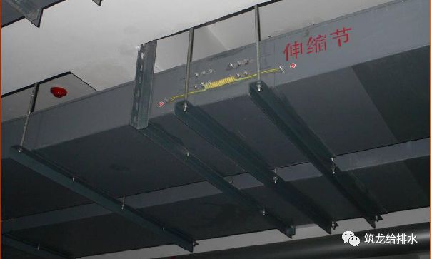 直线段钢制电缆桥架长度超过30m时设有伸缩节