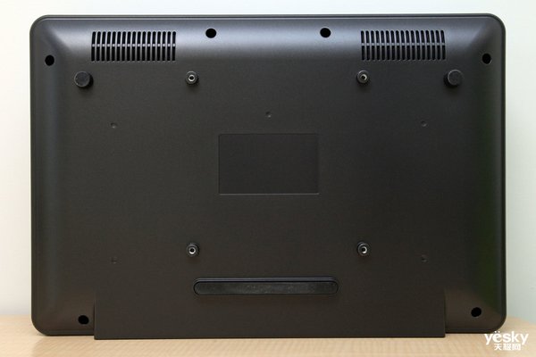 长虹d6u的底部设计如下图,设有吊装螺口,防滑胶垫等,总体来看支持前后