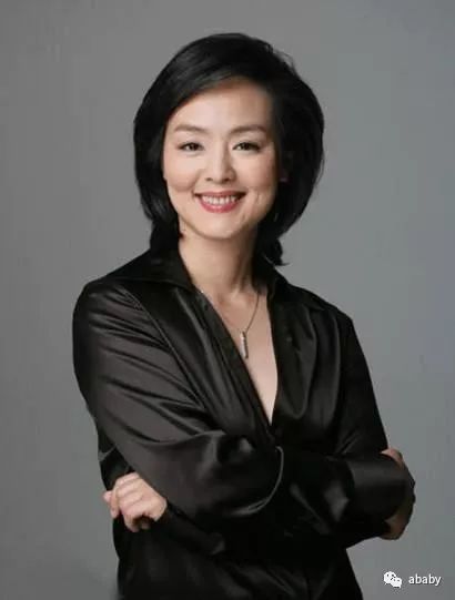 央视主持人孙小梅疑似甜蜜姐弟恋,53岁女神形象依旧