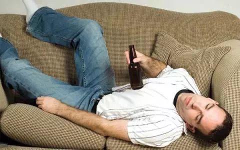 第1件:酒后忌仰卧睡觉医生提醒:酒后忌3件事,最好别做!