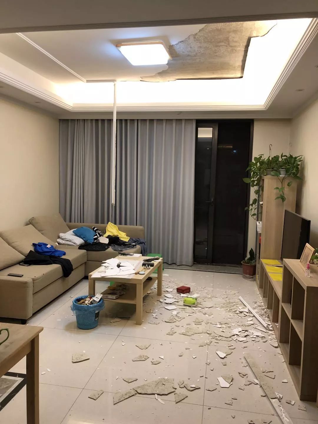 突发!杭州一高端楼盘业主家,客厅天花板竟然塌了