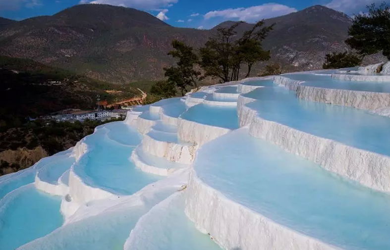 在景区里,你能看到面雪白的天然阶梯层层叠叠,犹如玉砌梯田,远看像大