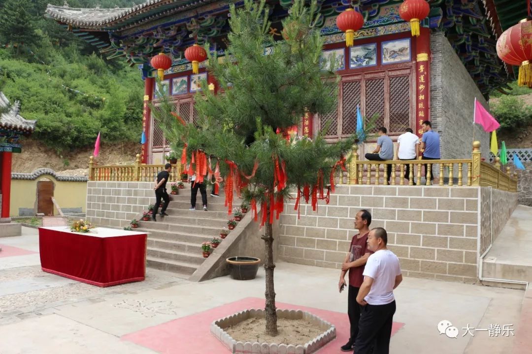 五爷移驾太子寺游人满山商贾云集再现静乐民俗活风景