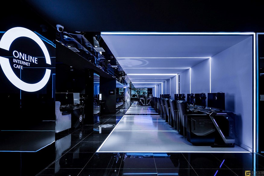 线与面,光与影,明与暗,多变的灯光色彩适应不同的电竞主题,让空间也