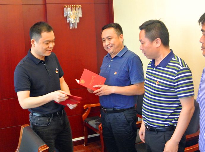 津市:组织部机关党支部为党员过"政治生日"_胡杰