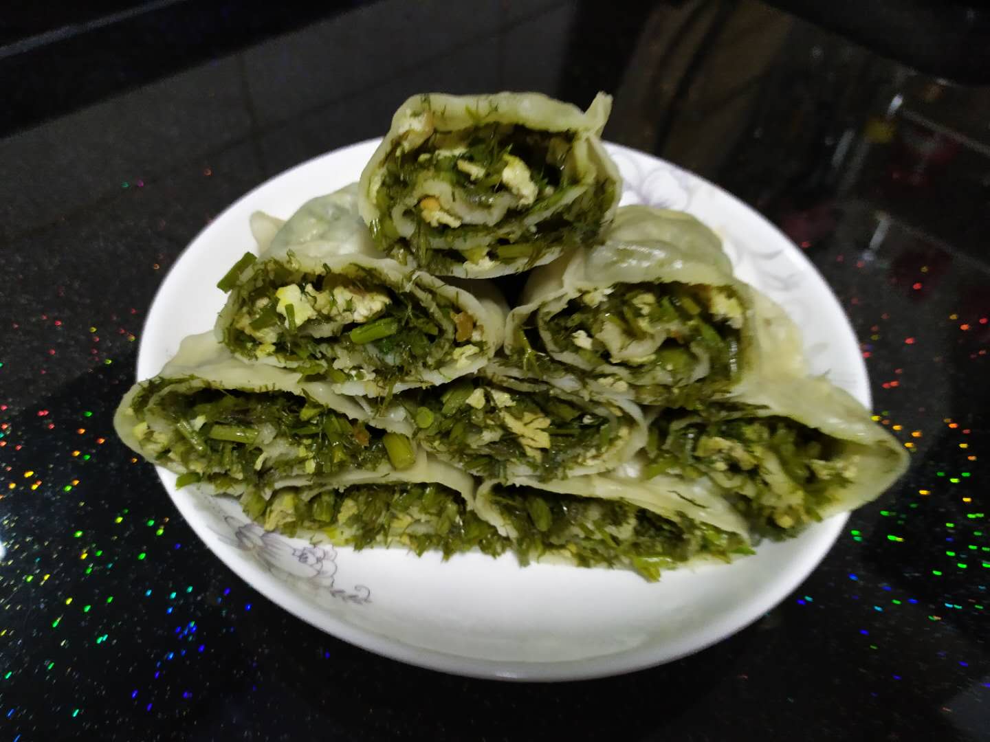 香喷喷的茴香苗鸡蛋馅的蒸菜卷,简直太好吃了!