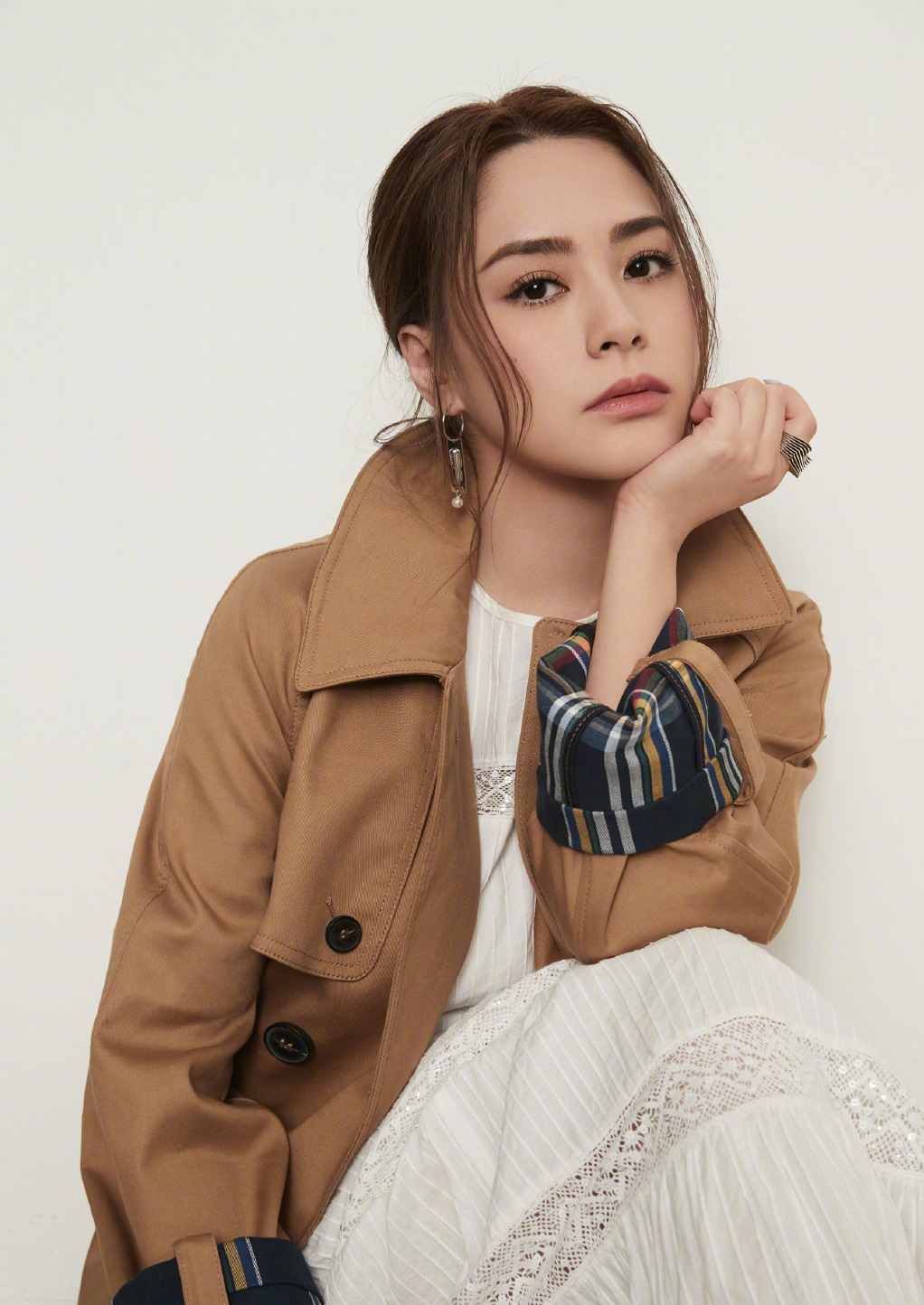 阿娇杂志大片出炉,演绎不同风格近乎完美_钟欣潼