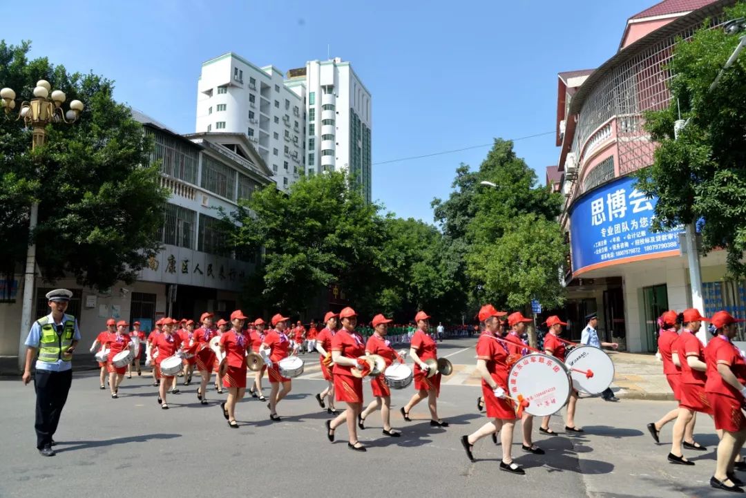 我区创卫千人健步行"燃"动全城_南康