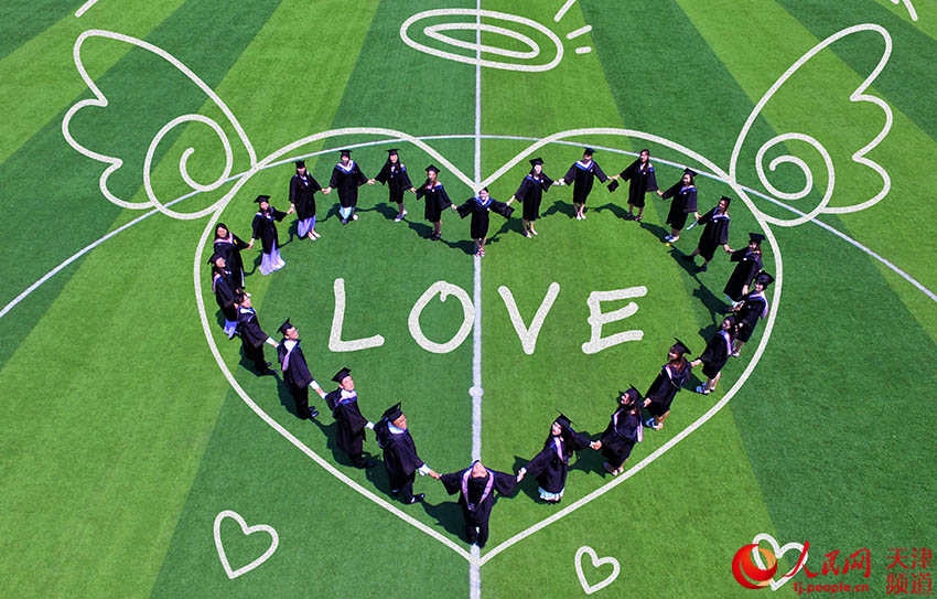 创意毕业照记录美好学生时代_天津