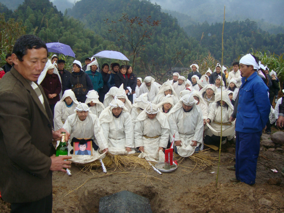 隨後的幾天是道士唱道,唸經文超度亡魂;由於外婆生前人緣特別好,十里