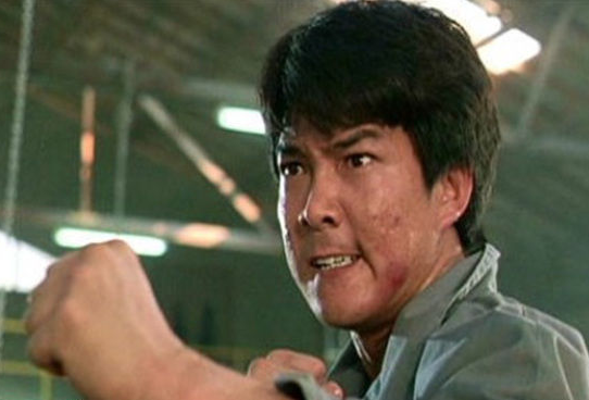 对于这个5至6岁便师从于占元学京剧功夫的元彪来说,他从入道到学艺