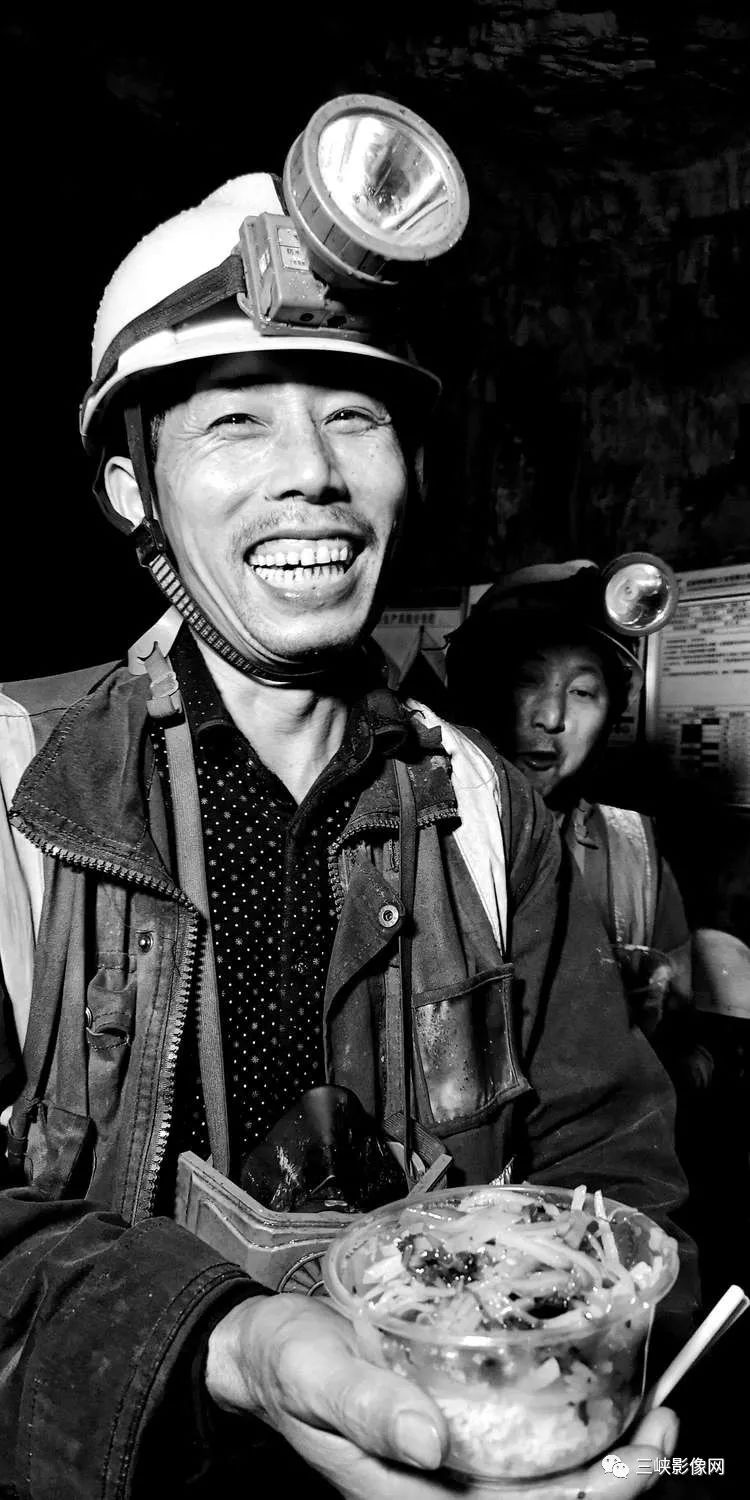 摄影人下矿井体验矿业井下职工的工作与辛苦