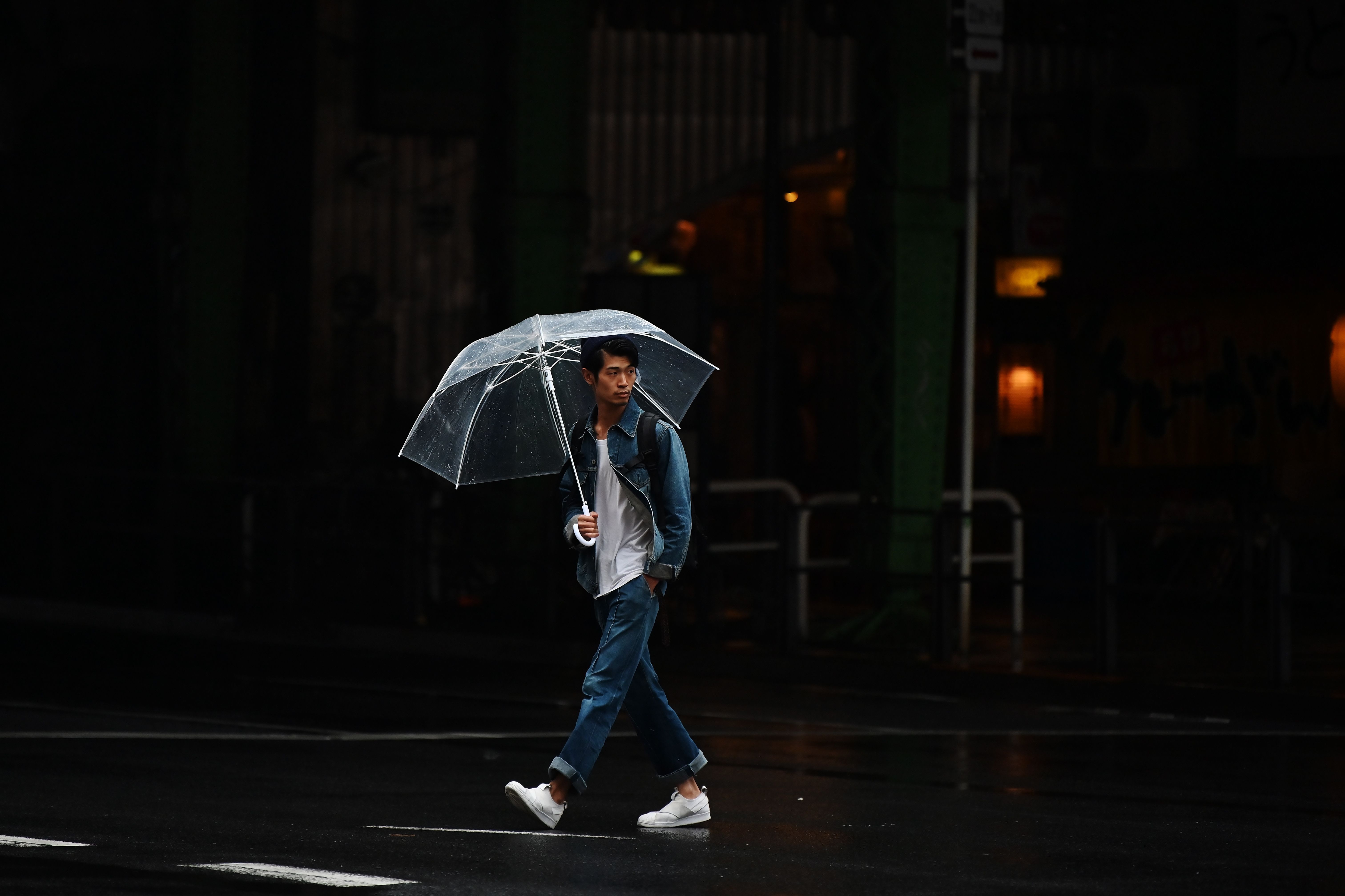 雨中打伞背影图片图片