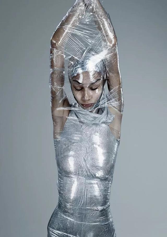 用金属层次和半透明材料打造包裹,捆绑的效果.