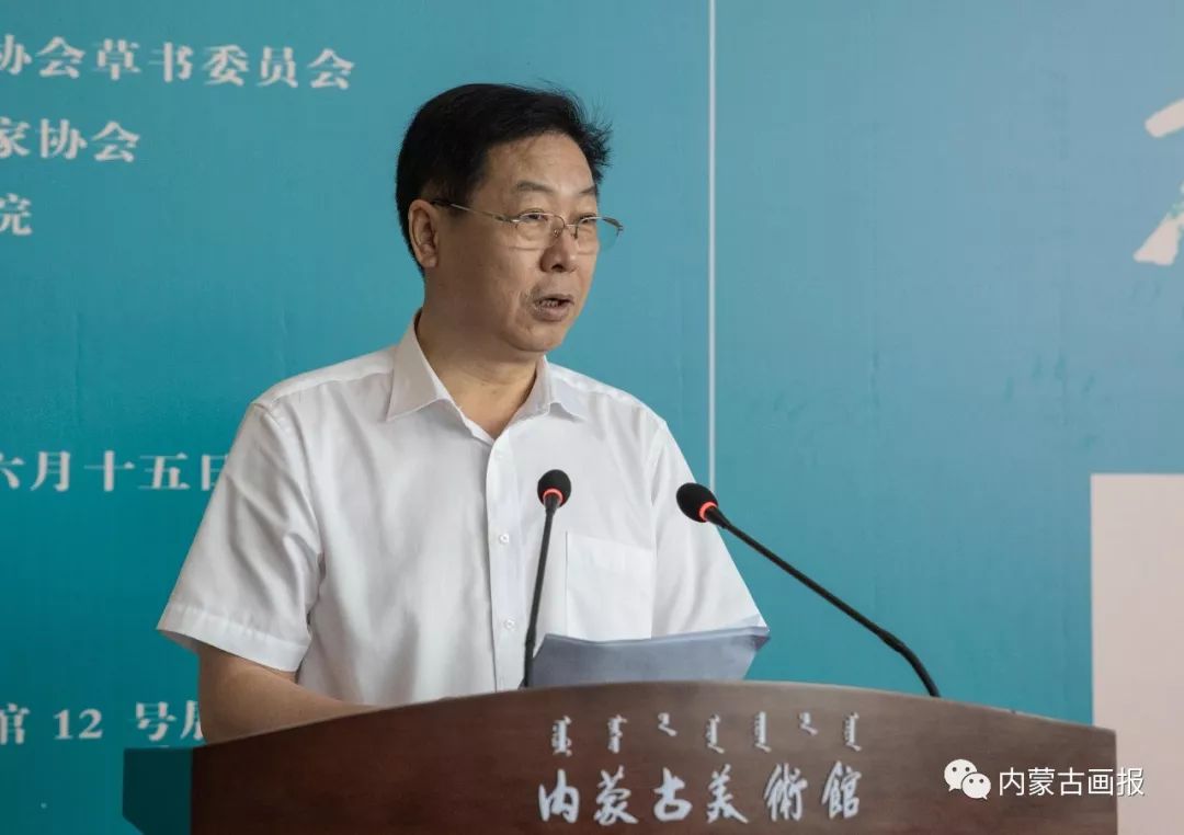 张旭光先生为内蒙古美术馆捐赠一幅作品周部长代表美术馆向张旭光老师