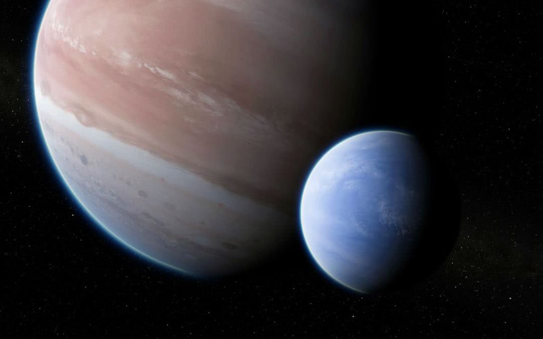 早在17世纪初,著名天文学家开普勒把一台天文望远镜对准了月球,他把