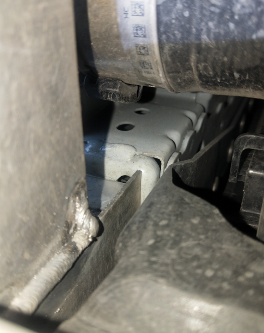 不太好查看,和卖家沟通后,我拆掉了发动机护板,发现左右侧纵梁及周边