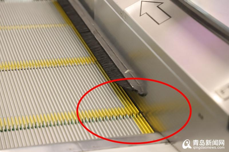 男童左脚拇指因卡入扶梯裙板间隙造成外伤,由于电梯紧急制动及现场