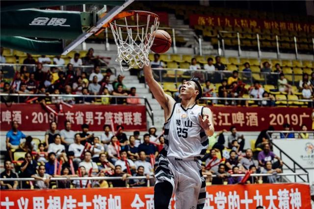 佛山队陈俊生远投三分,打乱局面,比分拉开到16分,佛山25号麦子键继续