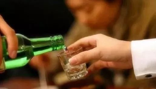 責任:1,因飲酒誘發疾病,傷殘甚至死亡明知醉酒人不能飲酒,在因喝酒的