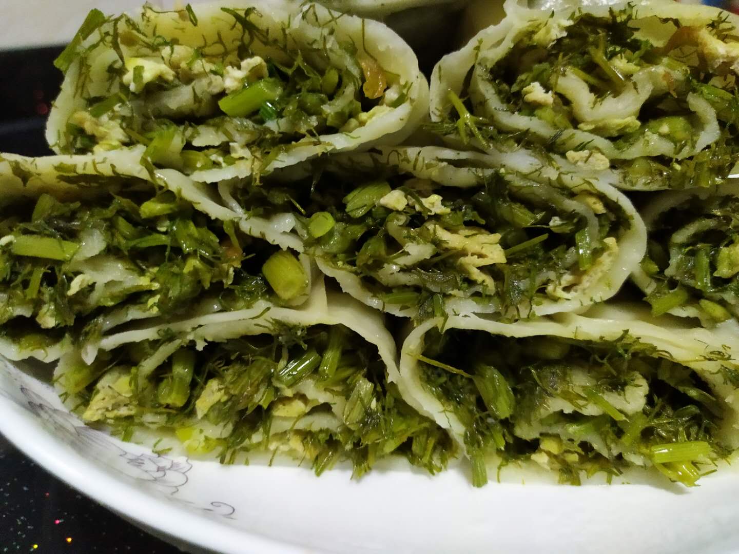 香喷喷的茴香苗鸡蛋馅的蒸菜卷,简直太好吃了!