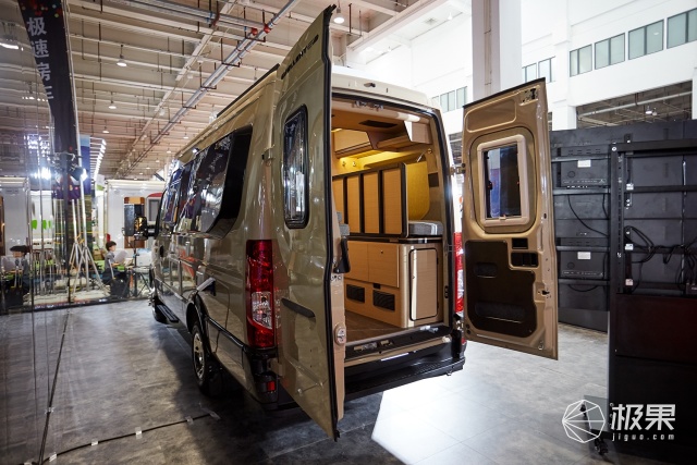 新东西设计感满满景宴栖599房车发布细节多到可怕