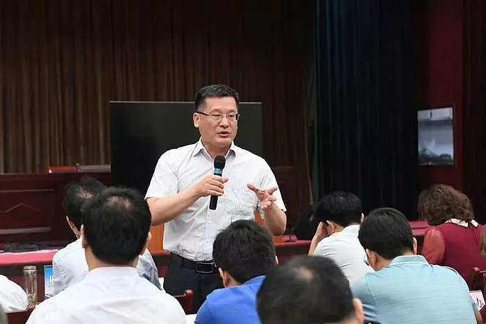 会上,区委常委,区委政法委书记马翔传达了西安市依法整治城乡结合部